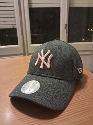 Gorra New Era Yankees 9FORTY Mujer Gris Rosa