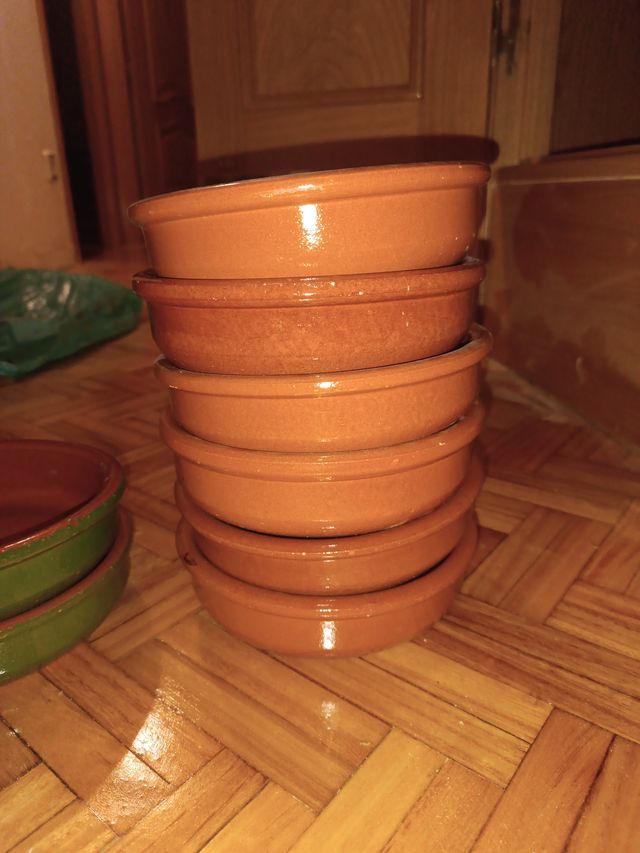 Cazuelas de barro marrones y verdes
5 euros unidad