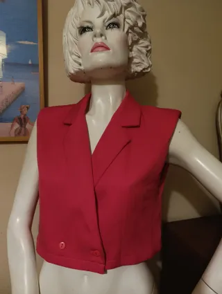 Chaleco crop top hombreras SHEIN fucsia