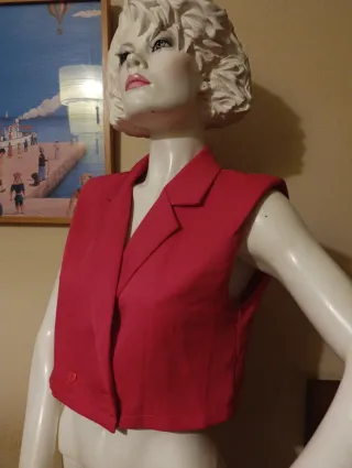 Chaleco crop top hombreras SHEIN fucsia