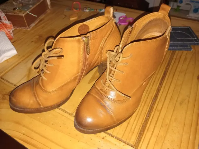 Botines de piel marrones con cordones