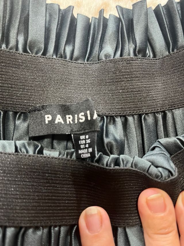 Falda plisada efecto piel negra