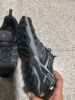 Zapatilla Salomon Negra y Gris de senderismo
