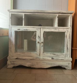 Mueble auxiliar blanco con puertas de cristal