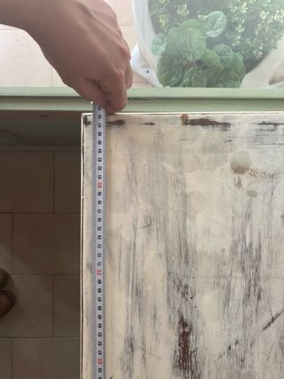 Mueble auxiliar blanco con puertas de cristal