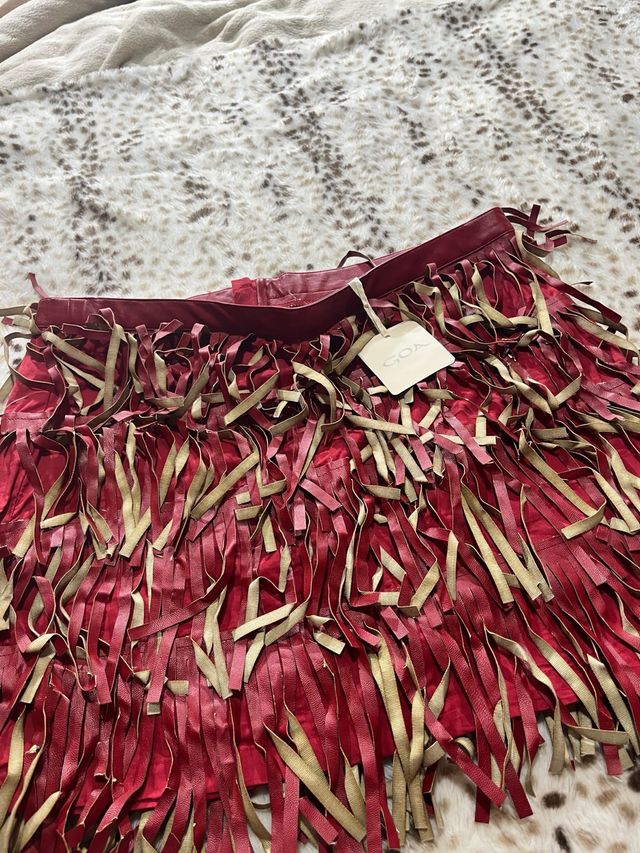 Falda GOA efecto piel, flecos rojos.