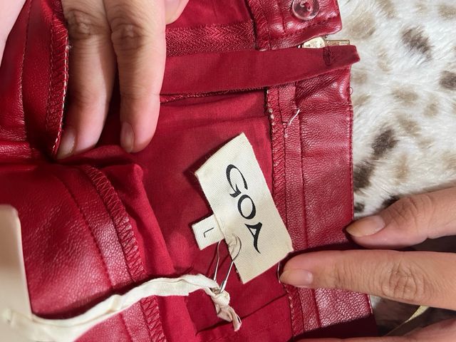 Falda GOA efecto piel, flecos rojos.