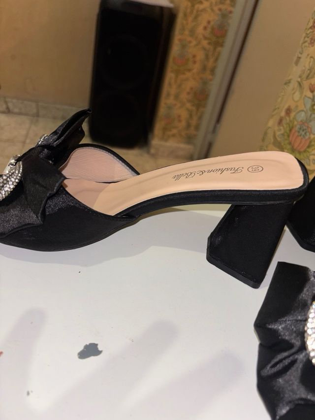 Tacones negros con lazo y pedrería