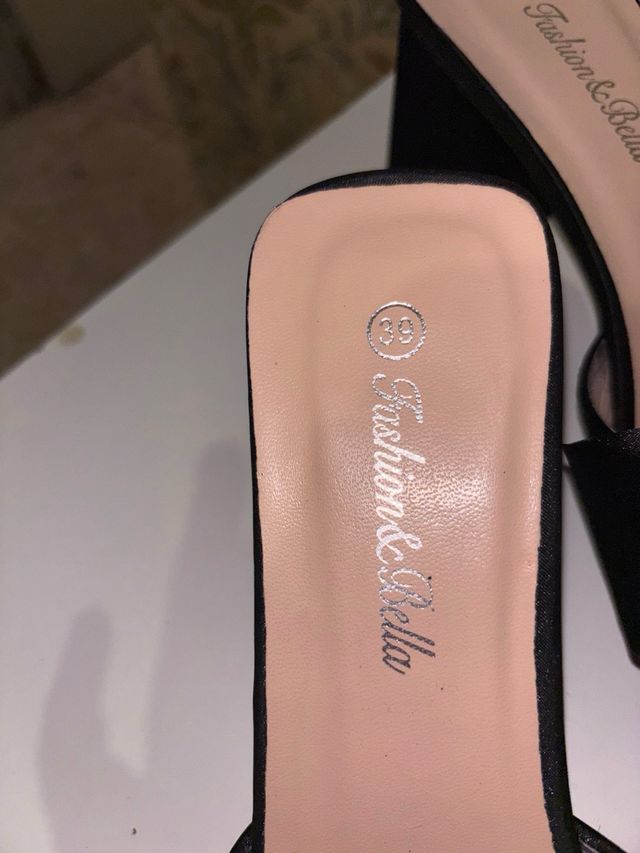 Tacones negros con lazo y pedrería