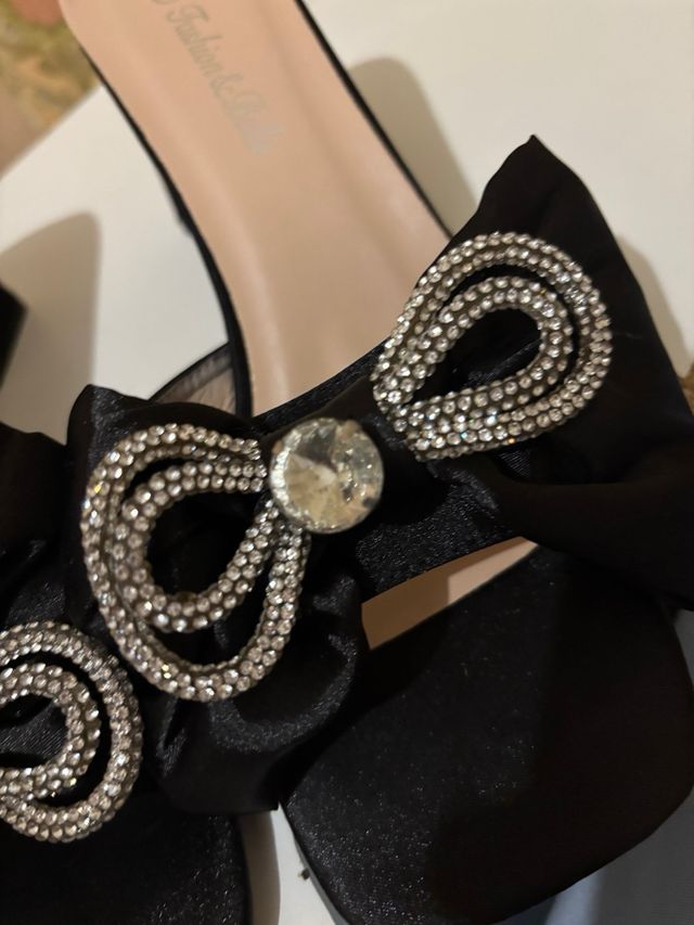 Tacones negros con lazo y pedrería