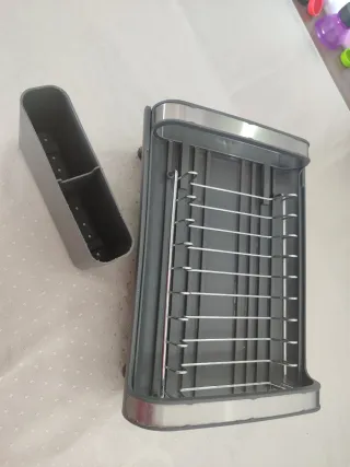 Escurridor de platos gris con cubertero