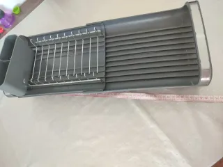 Escurridor de platos gris con cubertero