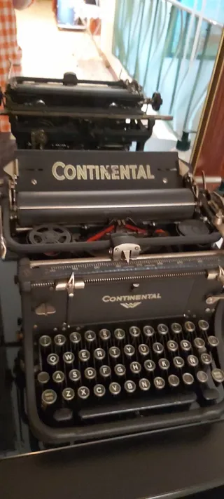 Máquina de escribir antigua Continental