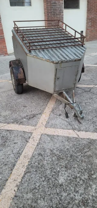 Remolque de carga con portaequipajes