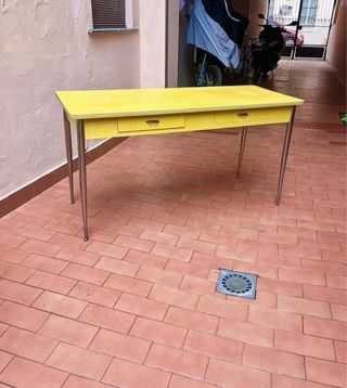 Tavolo giallo in formica con cassetti