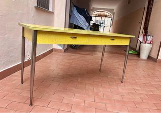 Tavolo giallo in formica con cassetti