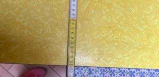 Tavolo giallo in formica con cassetti