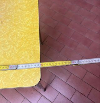 Tavolo giallo in formica con cassetti