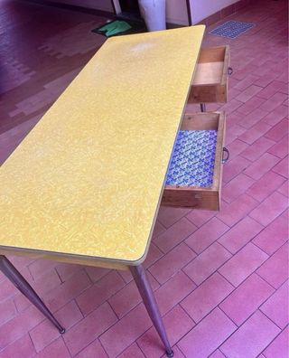 Tavolo giallo in formica con cassetti