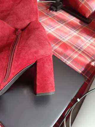 Botines rojos de ante  tacón de siete centímetros.