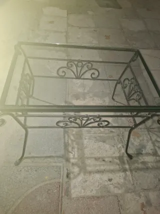 Tavolo in ferro battuto con vetro