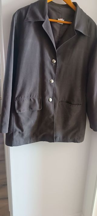 Chaqueta marrón con bolsillos