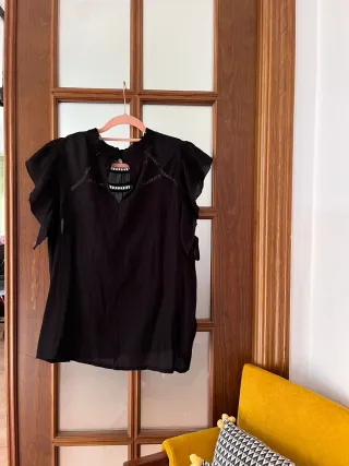 Blusa negra con volantes