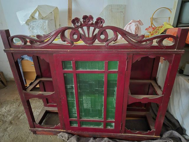 Credenza modernista in legno e vetro