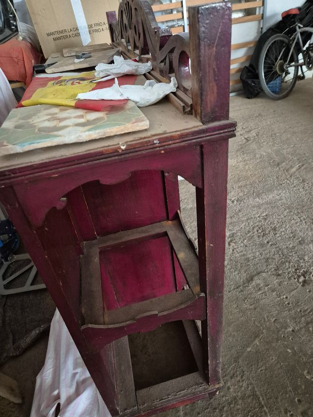 Credenza modernista in legno e vetro