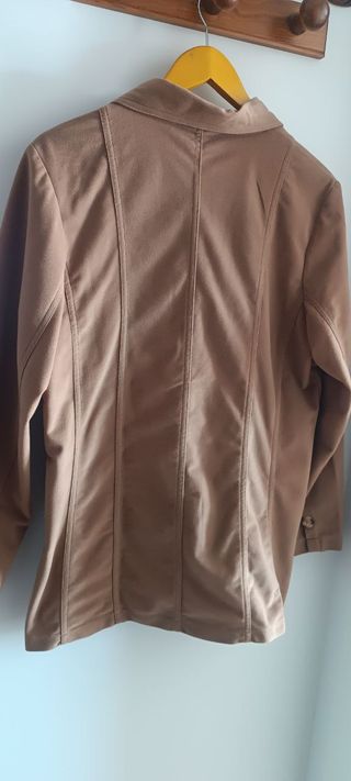 Chaqueta marrón con bolsillos