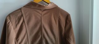 Chaqueta marrón con bolsillos