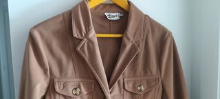 Chaqueta marrón con bolsillos