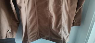 Chaqueta marrón con bolsillos