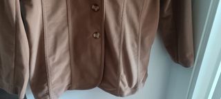 Chaqueta marrón con bolsillos