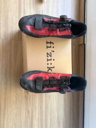 Zapatillas Ciclismo Fizik Negras y Rojas con calas