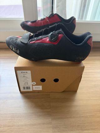 Zapatillas Ciclismo Fizik Negras y Rojas con calas