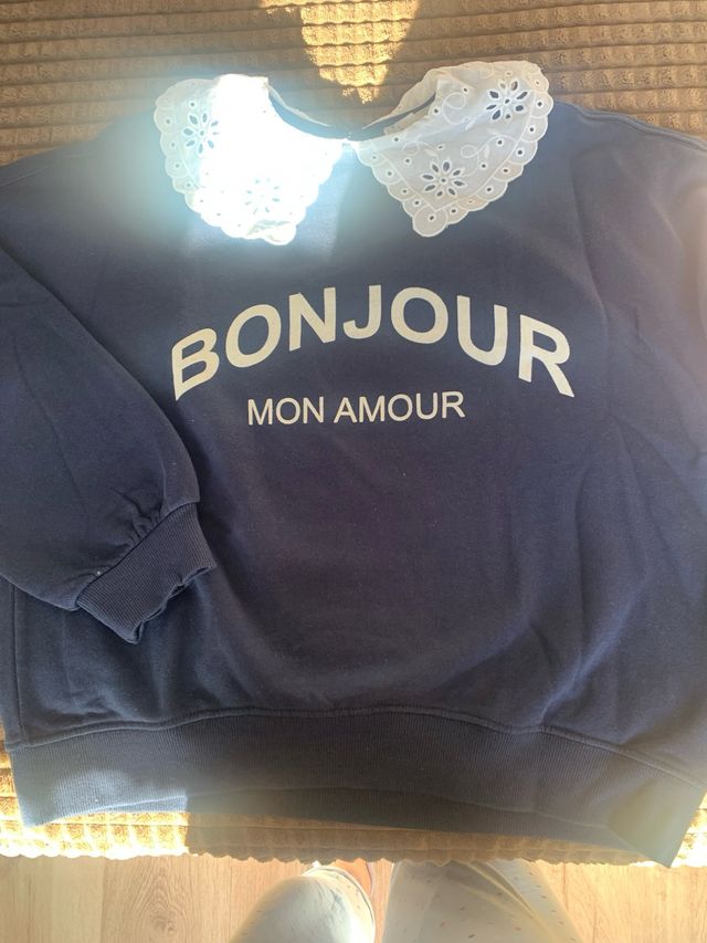 Sudadera azul con cuello blanco