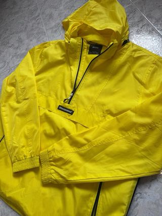 Cortavientos amarillo Bershka