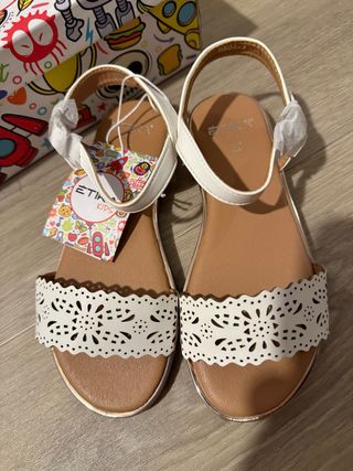 Sandalias Etika Niña Blancas y Doradas - TALLA 32