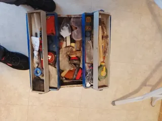 Caja de herramientas con herramientas