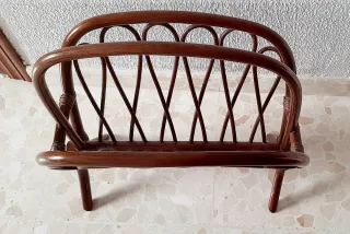 Revistero de madera y ratán