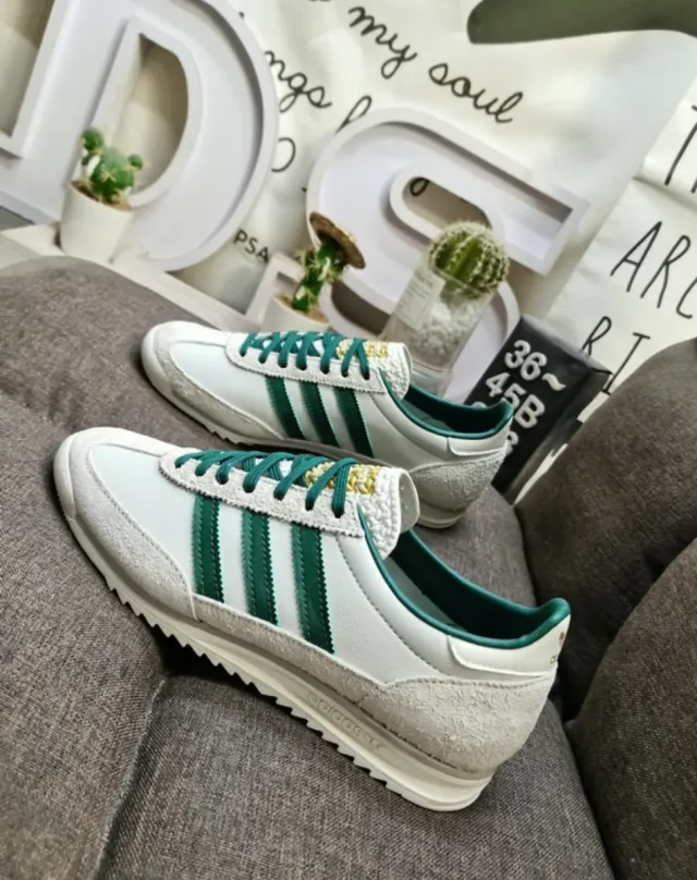 Adidas verdes y blancas sin estrenar