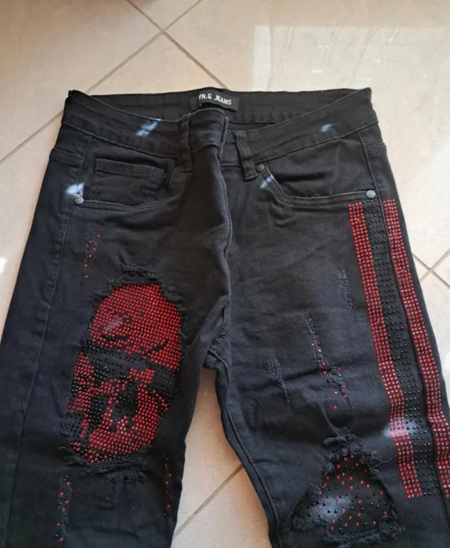 Jeans neri con teschio strass e zip