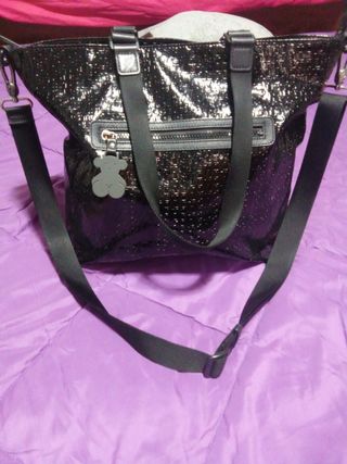 Bolso negro tipo tous con bandolera y asas