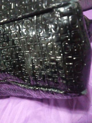 Bolso negro tipo tous con bandolera y asas