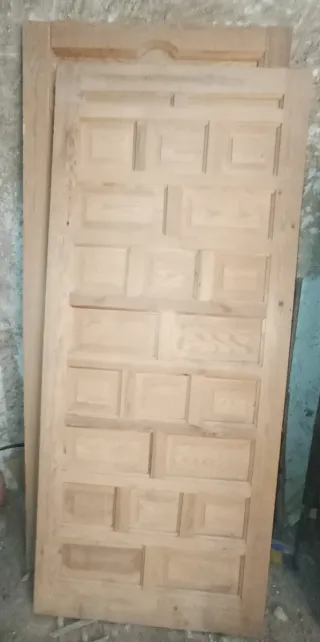 Puerta de madera maciza.Hasta el 5-12-25.