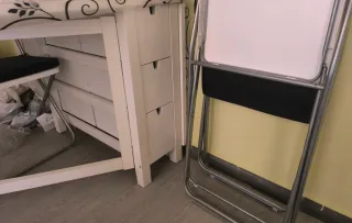Mesa plegable blanca con cajones