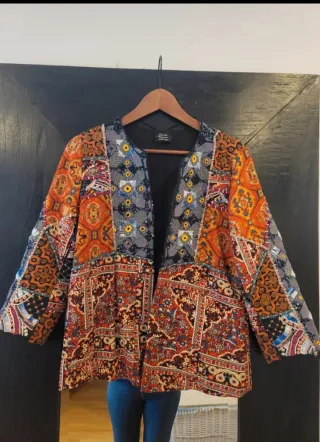 Chaqueta bordada patchwork con abalorios