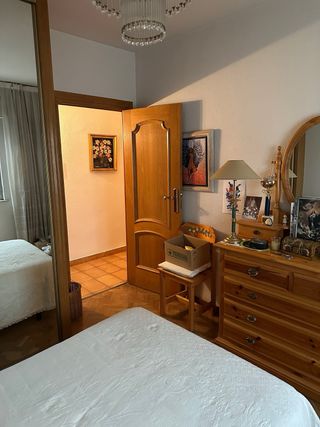 Cabecero, aparador, mesilla y silla color miel