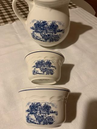 Lattiera e 2 tazze con decoro blu